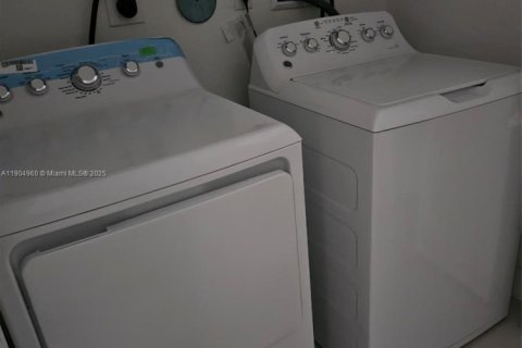 Touwnhouse à louer à Miami, Floride: 3 chambres, 164.99 m2 № 1955175 - photo 18