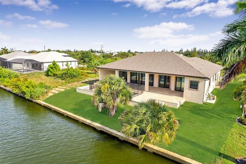 House in Port Charlotte, Florida 3 bedrooms, 200.85 sq.m. № 2116636 - photo 10
