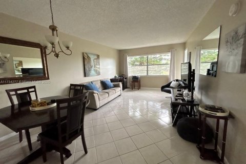 Condo in Lauderdale Lakes, Florida, 1 bedroom  № 1871411 - photo 14