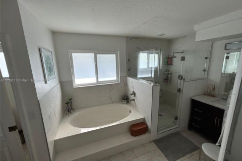 House in Miami, Florida 4 bedrooms, 232.63 sq.m. № 1950743 - photo 14
