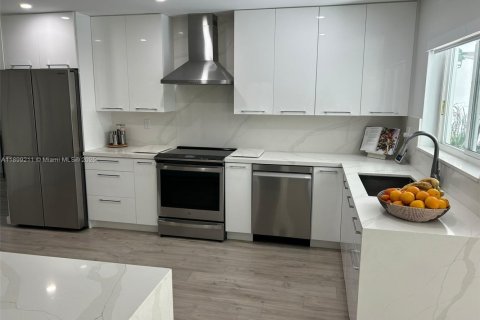 House in Miami, Florida 4 bedrooms, 232.63 sq.m. № 1950743 - photo 7
