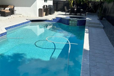 House in Miami, Florida 4 bedrooms, 232.63 sq.m. № 1950743 - photo 9