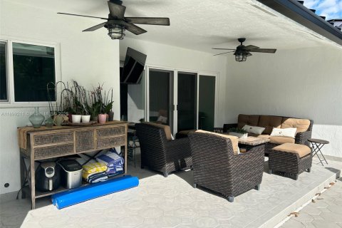 House in Miami, Florida 4 bedrooms, 232.63 sq.m. № 1950743 - photo 8