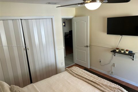 House in Miami, Florida 4 bedrooms, 232.63 sq.m. № 1950743 - photo 29