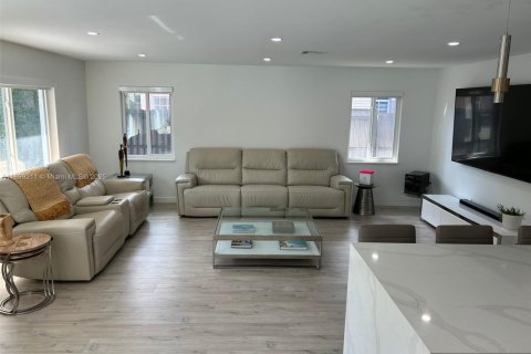 House in Miami, Florida 4 bedrooms, 232.63 sq.m. № 1950743 - photo 28
