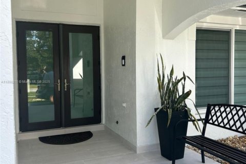 House in Miami, Florida 4 bedrooms, 232.63 sq.m. № 1950743 - photo 4
