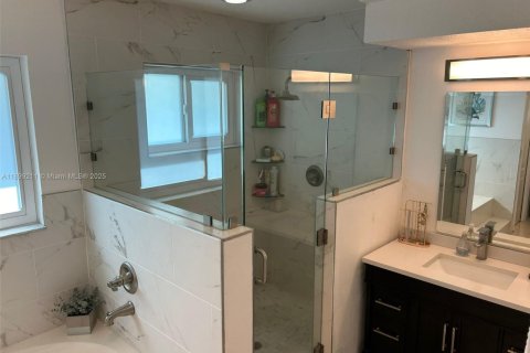 House in Miami, Florida 4 bedrooms, 232.63 sq.m. № 1950743 - photo 21