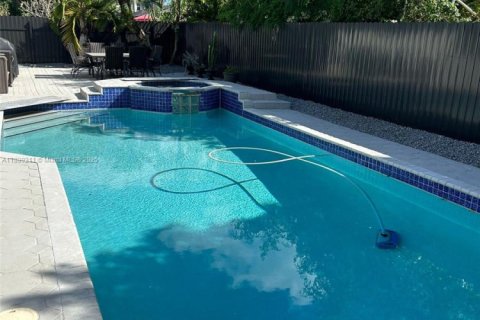 House in Miami, Florida 4 bedrooms, 232.63 sq.m. № 1950743 - photo 10