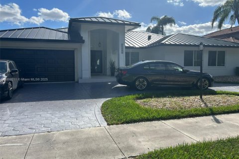 House in Miami, Florida 4 bedrooms, 232.63 sq.m. № 1950743 - photo 3