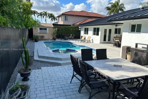 House in Miami, Florida 4 bedrooms, 232.63 sq.m. № 1950743 - photo 1