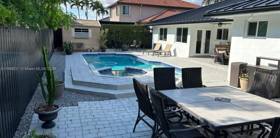 House in Miami, Florida 4 bedrooms, 232.63 sq.m. № 1950743