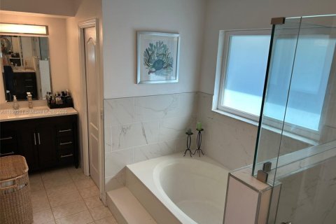 House in Miami, Florida 4 bedrooms, 232.63 sq.m. № 1950743 - photo 26