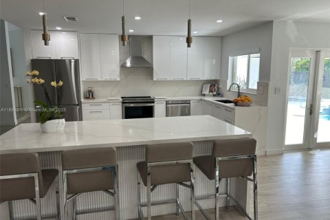 House in Miami, Florida 4 bedrooms, 232.63 sq.m. № 1950743 - photo 6
