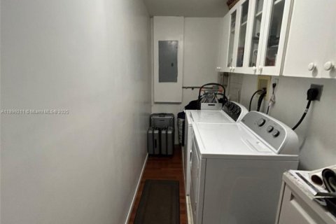 House in Miami, Florida 4 bedrooms, 232.63 sq.m. № 1950743 - photo 13