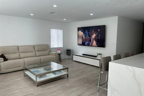 House in Miami, Florida 4 bedrooms, 232.63 sq.m. № 1950743 - photo 5