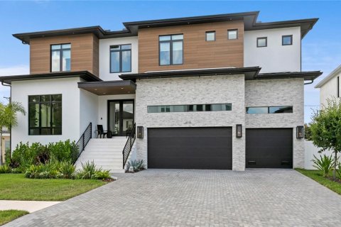 House in Tampa, Florida 5 bedrooms, 528.06 sq.m. № 2112740