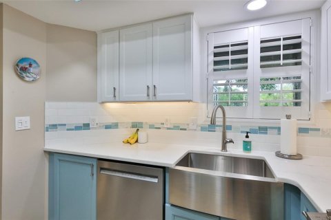 House in New Smyrna Beach, Florida 2 bedrooms, 100.98 sq.m. № 1841539 - photo 8