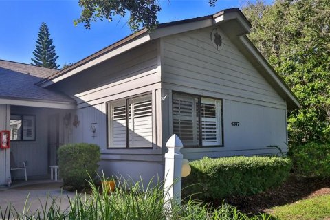 House in New Smyrna Beach, Florida 2 bedrooms, 100.98 sq.m. № 1841539 - photo 1