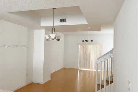 Condominio en alquiler en Miami, Florida, 3 dormitorios, 117.99 m2 № 1984148 - foto 2