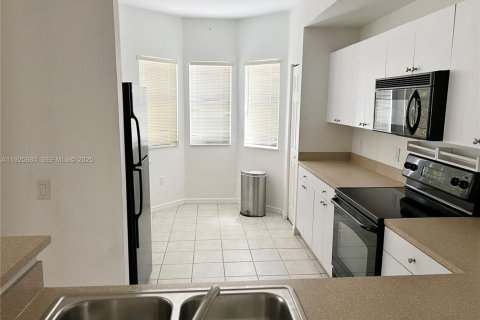 Condominio en alquiler en Miami, Florida, 3 dormitorios, 117.99 m2 № 1984148 - foto 4