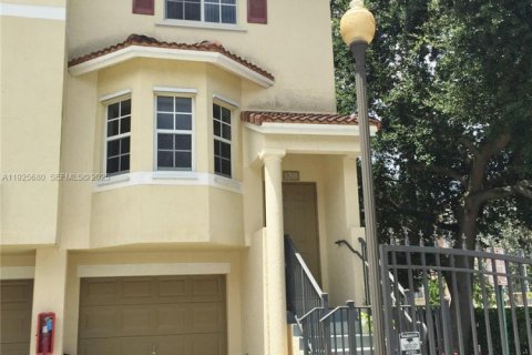 Condominio en alquiler en Miami, Florida, 3 dormitorios, 117.99 m2 № 1984148 - foto 23