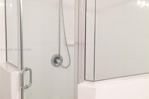 Condominio en alquiler en Miami, Florida, 3 dormitorios, 117.99 m2 № 1984148 - foto 11