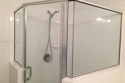 Condominio en alquiler en Miami, Florida, 3 dormitorios, 117.99 m2 № 1984148 - foto 3