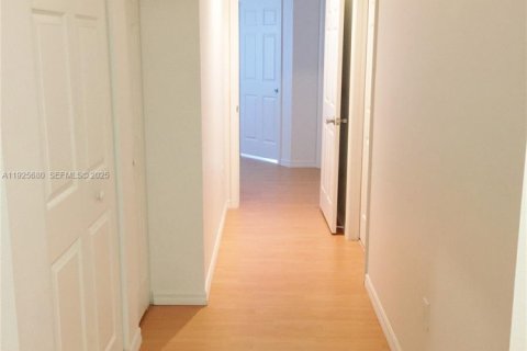 Condominio en alquiler en Miami, Florida, 3 dormitorios, 117.99 m2 № 1984148 - foto 12