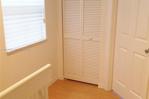 Condominio en alquiler en Miami, Florida, 3 dormitorios, 117.99 m2 № 1984148 - foto 15