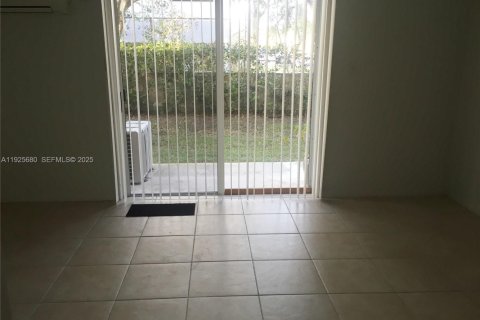 Condominio en alquiler en Miami, Florida, 3 dormitorios, 117.99 m2 № 1984148 - foto 22