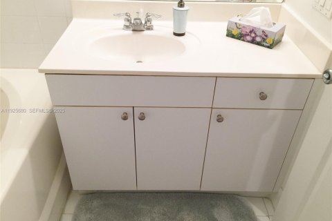 Condominio en alquiler en Miami, Florida, 3 dormitorios, 117.99 m2 № 1984148 - foto 13