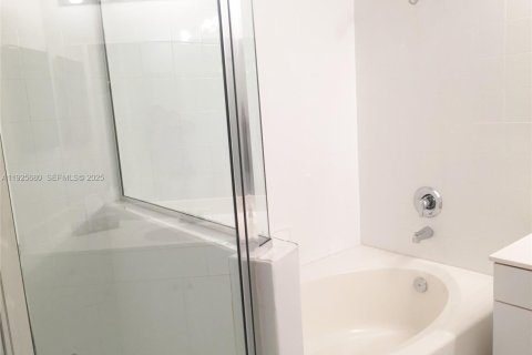Condominio en alquiler en Miami, Florida, 3 dormitorios, 117.99 m2 № 1984148 - foto 10