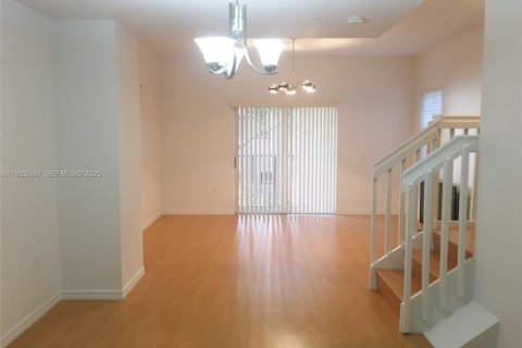 Condominio en alquiler en Miami, Florida, 3 dormitorios, 117.99 m2 № 1984148 - foto 1