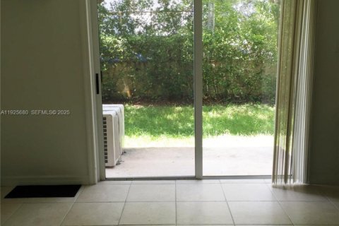 Condominio en alquiler en Miami, Florida, 3 dormitorios, 117.99 m2 № 1984148 - foto 27