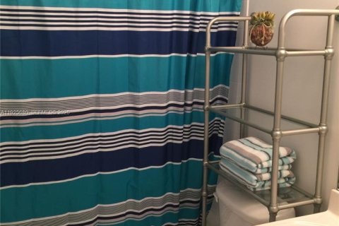 Condominio en alquiler en Miami, Florida, 3 dormitorios, 117.99 m2 № 1984148 - foto 16