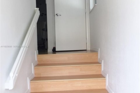 Condominio en alquiler en Miami, Florida, 3 dormitorios, 117.99 m2 № 1984148 - foto 20