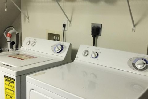 Condominio en alquiler en Miami, Florida, 3 dormitorios, 117.99 m2 № 1984148 - foto 29