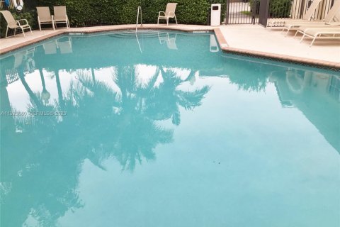 Condominio en alquiler en Miami, Florida, 3 dormitorios, 117.99 m2 № 1984148 - foto 5