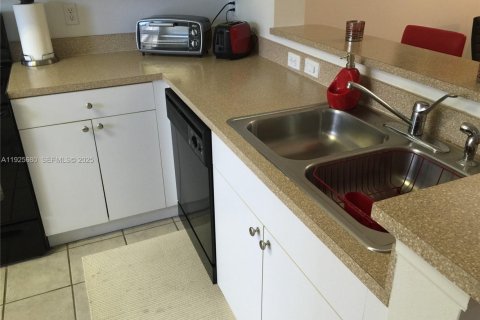 Condominio en alquiler en Miami, Florida, 3 dormitorios, 117.99 m2 № 1984148 - foto 30