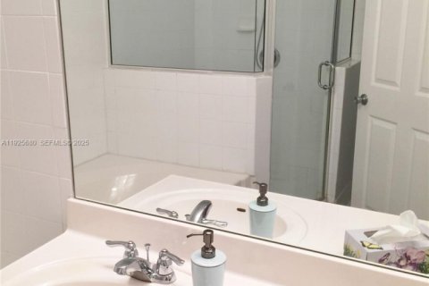 Condominio en alquiler en Miami, Florida, 3 dormitorios, 117.99 m2 № 1984148 - foto 14