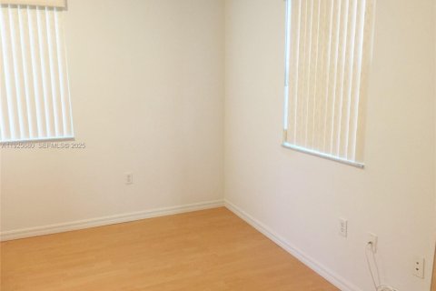 Condominio en alquiler en Miami, Florida, 3 dormitorios, 117.99 m2 № 1984148 - foto 8