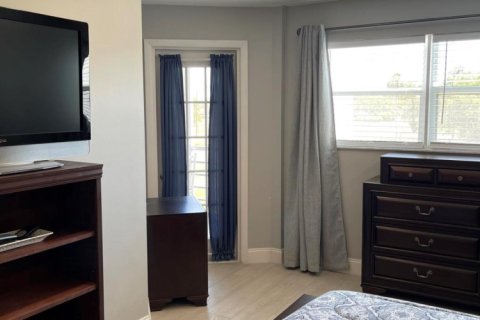 Снять в аренду кондоминиум в Лейк-Уорт, Флорида 1 спальня, 76.55м2, № 1168865 - фото 1