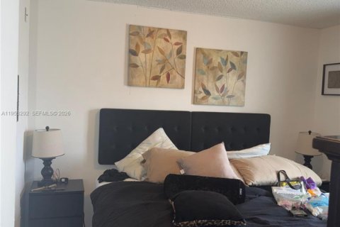 Condominio en alquiler en Hialeah, Florida, 2 dormitorios, 80.82 m2 № 2008247 - foto 8