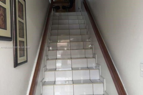 Condominio en alquiler en Hialeah, Florida, 2 dormitorios, 80.82 m2 № 2008247 - foto 4