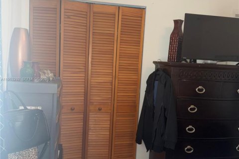 Condominio en alquiler en Hialeah, Florida, 2 dormitorios, 80.82 m2 № 2008247 - foto 5