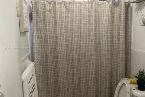 Condominio en alquiler en Hialeah, Florida, 2 dormitorios, 80.82 m2 № 2008247 - foto 7