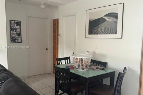 Condominio en alquiler en Hialeah, Florida, 2 dormitorios, 80.82 m2 № 2008247 - foto 2