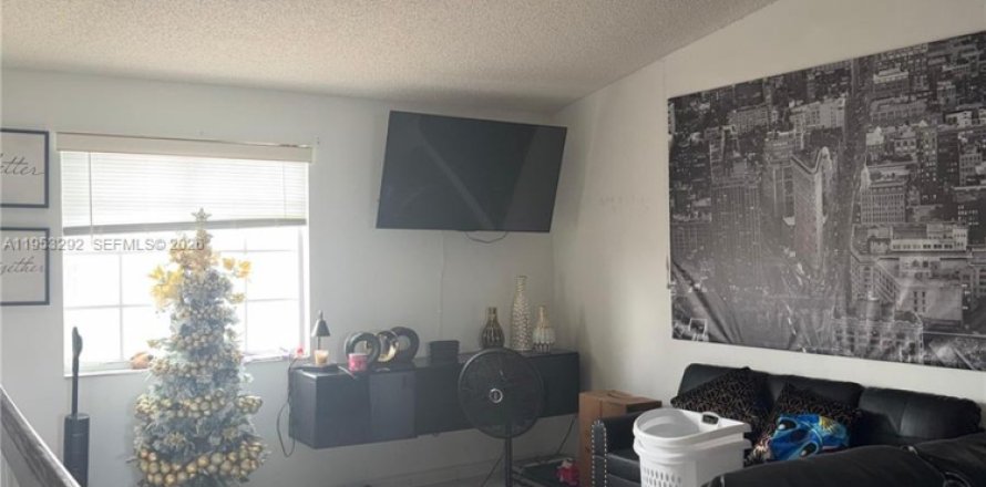 Condominio en Hialeah, Florida, 2 dormitorios  № 2008247