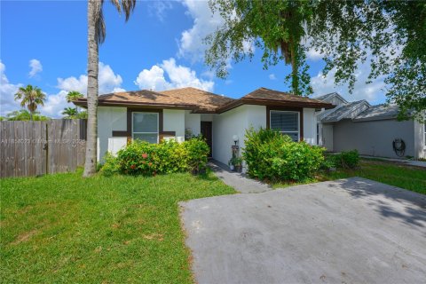 House in Florida City, Florida 4 bedrooms, 103.68 sq.m. № 1882035 - photo 3