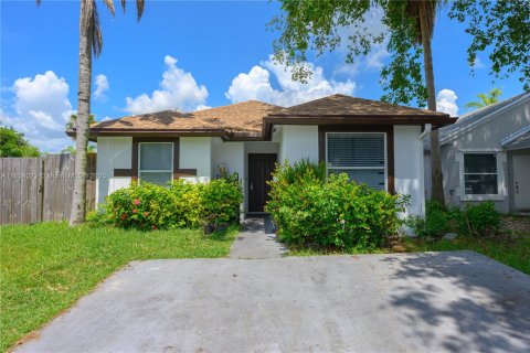 House in Florida City, Florida 4 bedrooms, 103.68 sq.m. № 1882035 - photo 1